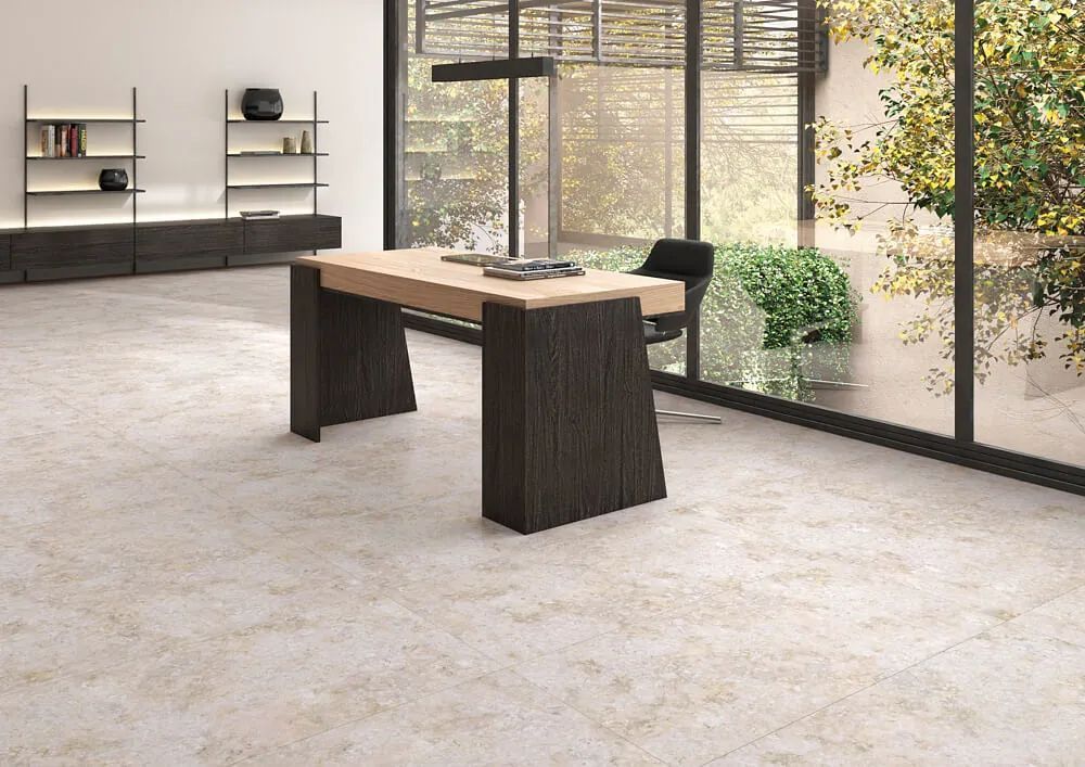 Oficina moderna con escritorio, estanterías, ventanal y suelo de color claro.