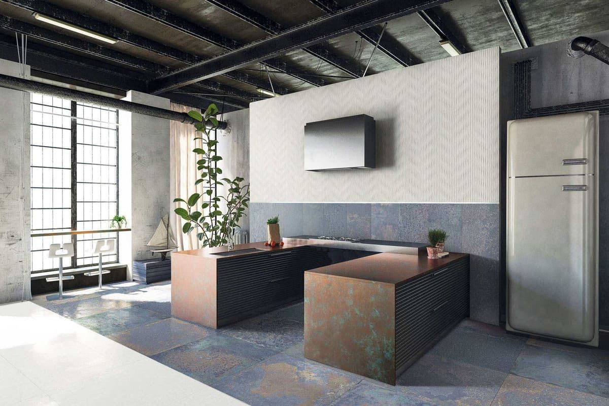 Cocina office moderna: encimeras en tonos cobre, pared blanca con TV, frigorífico de acero inoxidable, gran ventanal.