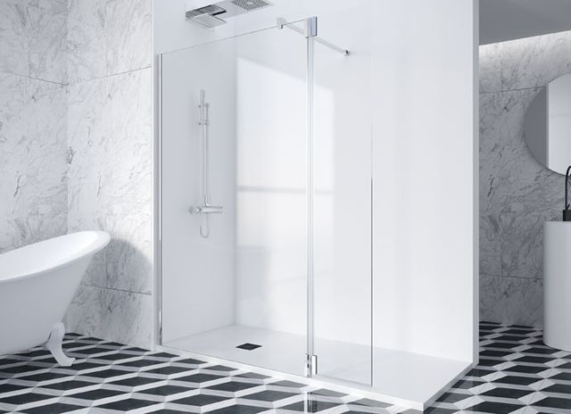 Baño moderno con ducha de cristal, paredes blancas, bañera con patas y suelo con estampado en blanco y negro.