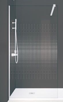 Mampara de ducha con cristal estampado, rociador blanco y base sobre pared gris.