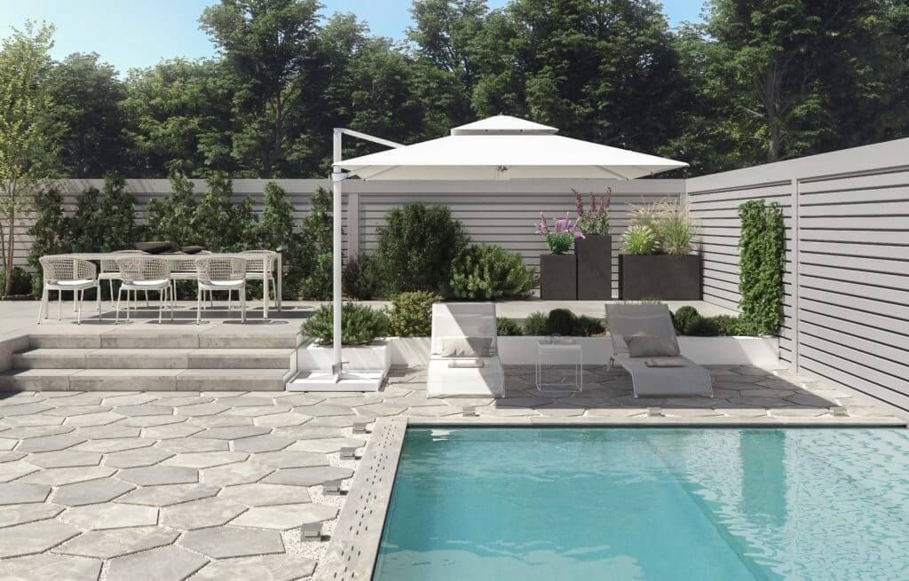 Patio junto a la piscina con piscina, sombrilla, juego de comedor y jardinería.