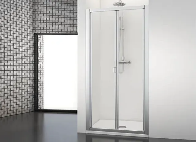 Ducha moderna con marco y accesorios negros, contra pared blanca; piso de mármol y bañera al fondo.