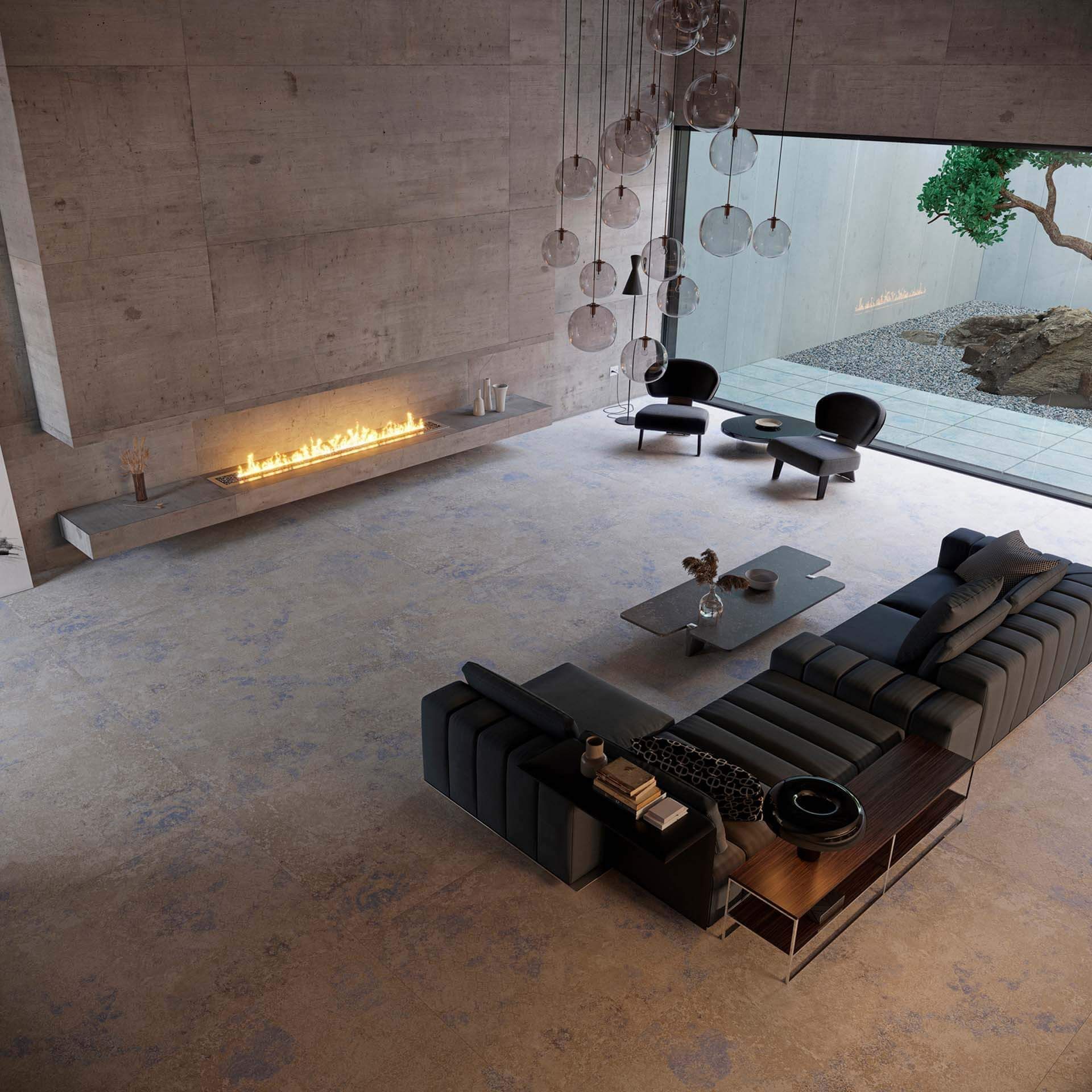 Moderna sala de estar con chimenea, asientos y un gran ventanal con vistas a un jardín.