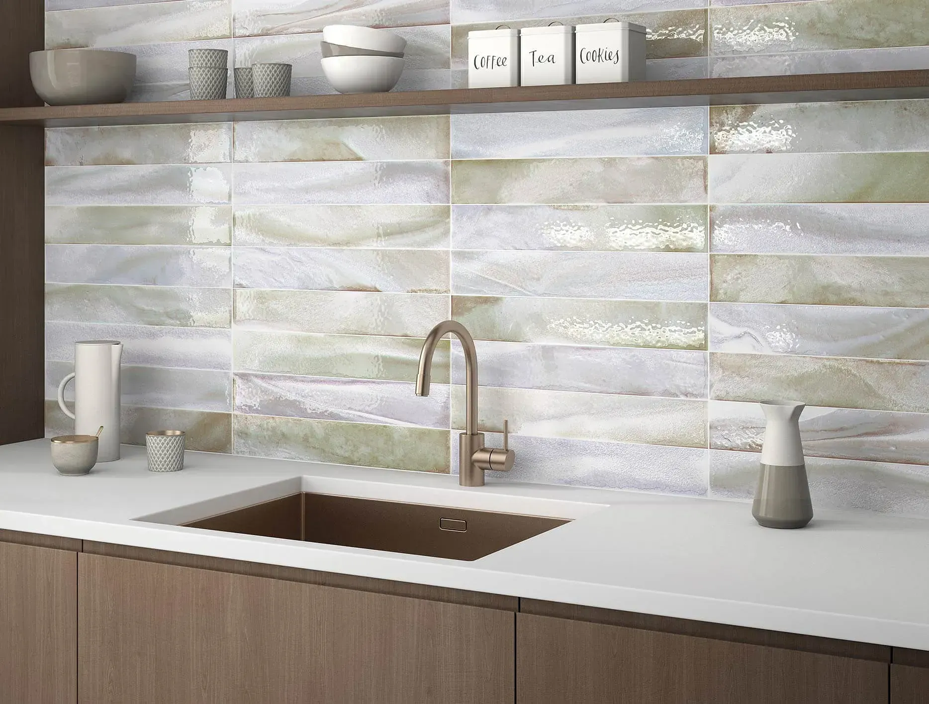 Salpicadero de cocina con azulejos verdes y blancos, fregadero, grifo y encimera.