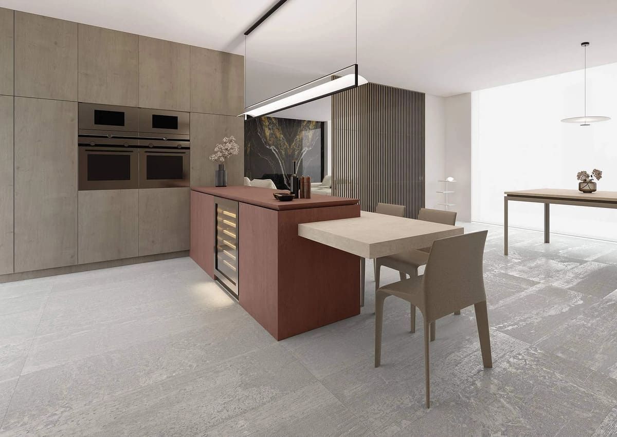 Cocina moderna con isla, electrodomésticos empotrados y mesa de comedor; paleta de colores gris topo y rojo.