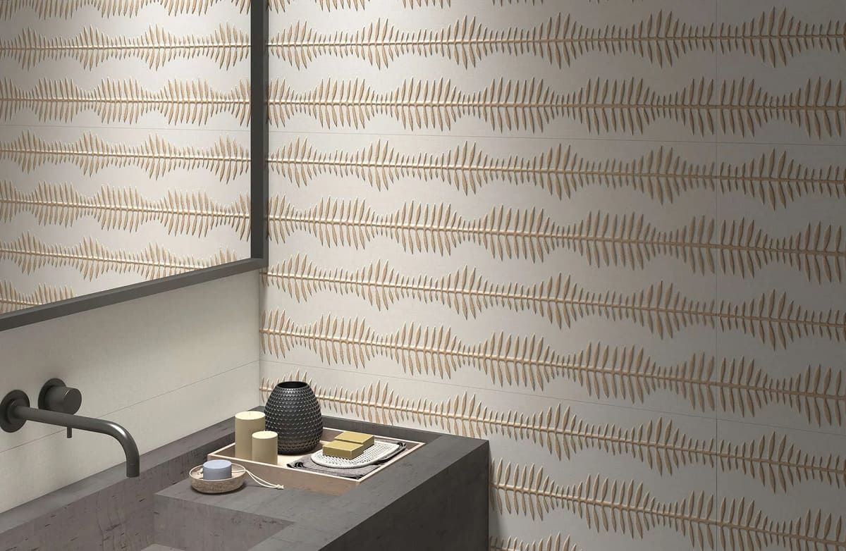 Baño con papel pintado estampado, encimera, lavabo, espejo y elementos decorativos.