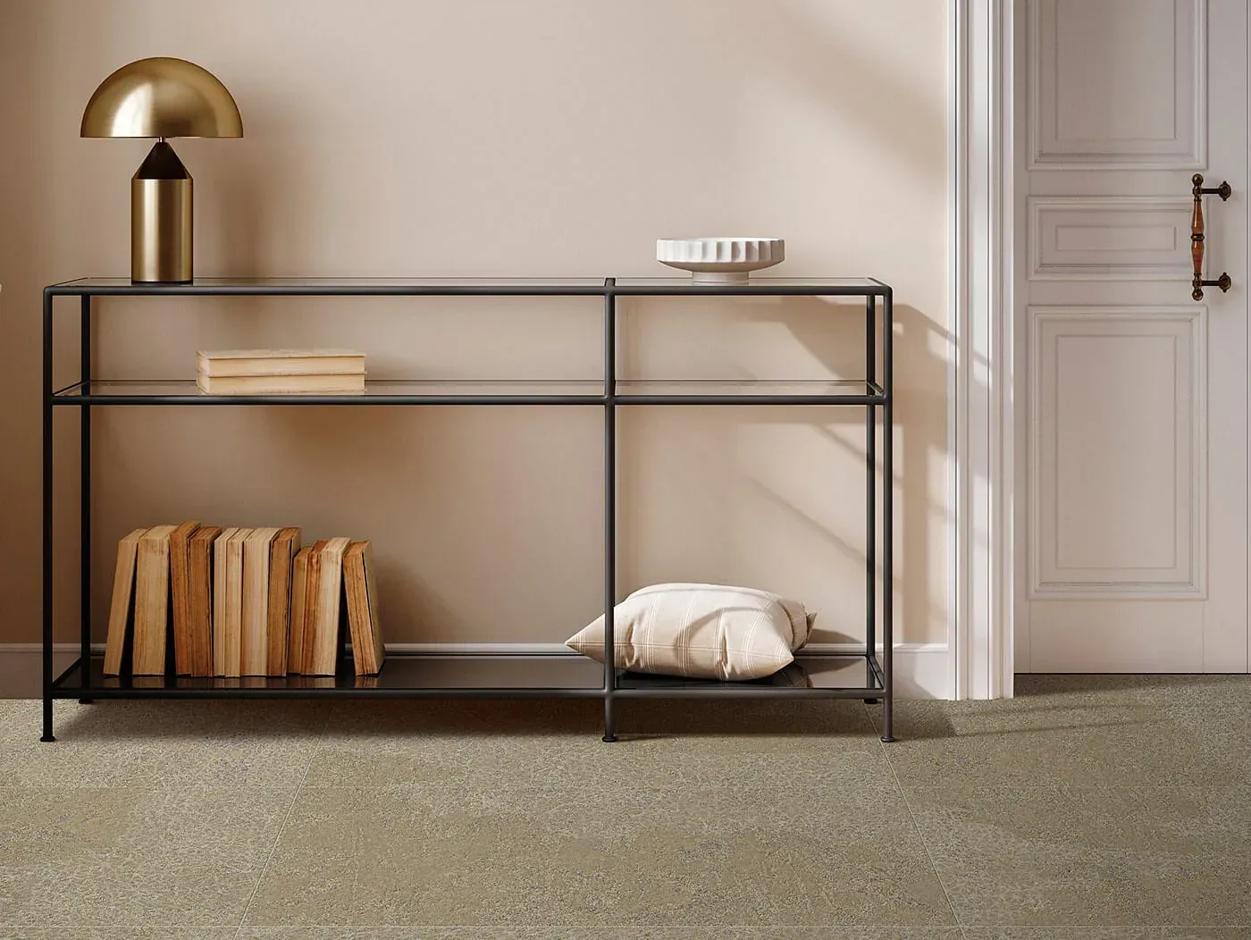 Consola moderna con decoración, que incluye una lámpara y libros, contra una pared beige, cerca de una puerta.