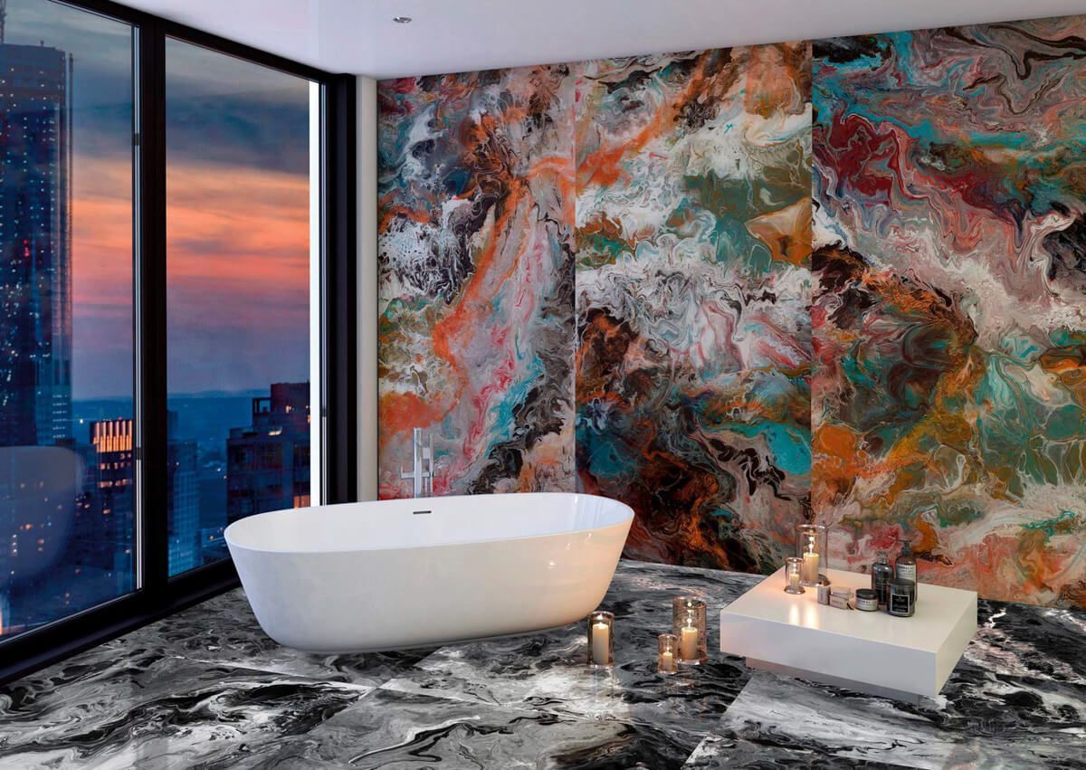 Baño moderno con bañera blanca, paredes estampadas, vista a la ciudad al atardecer, velas.