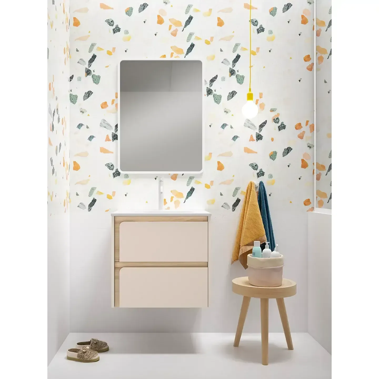 Baño con papel pintado moteado, tocador beige, espejo, taburete y toallas.