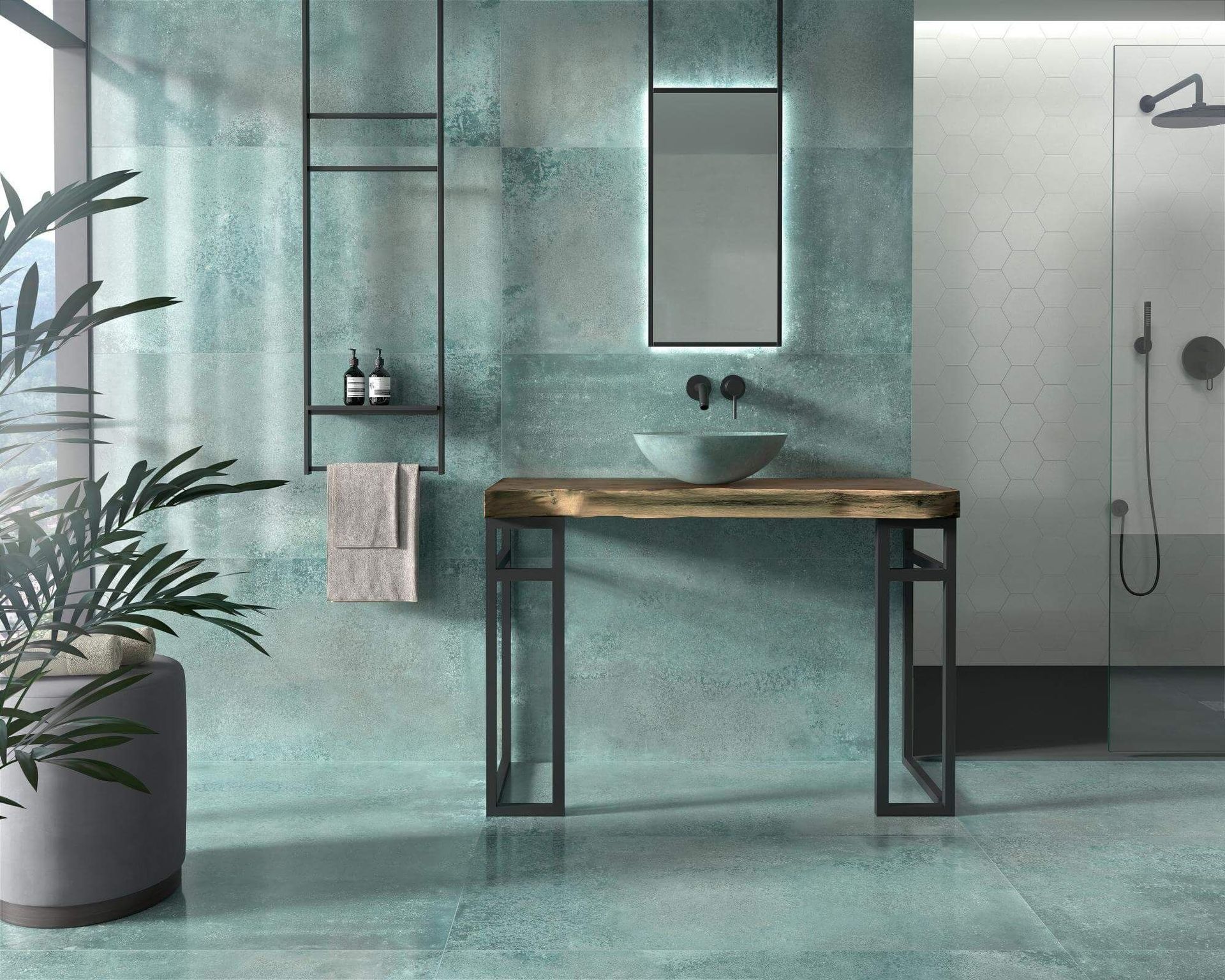 Baño moderno con paredes con textura verde azulado, tocador de madera y detalles de metal industrial.