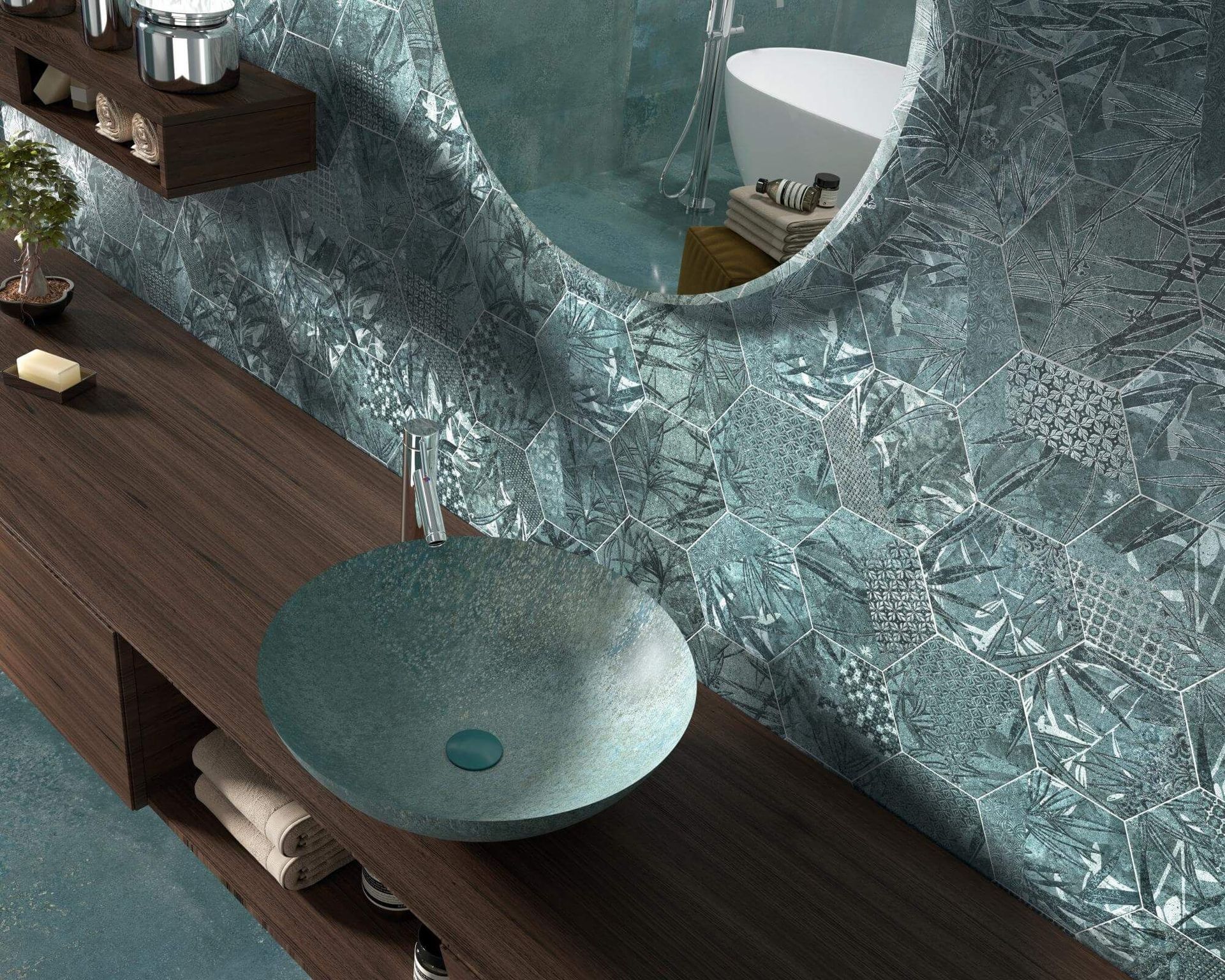 Baño con pared texturizada color turquesa, tocador de madera oscura con lavabo de cristal y espejo redondo.