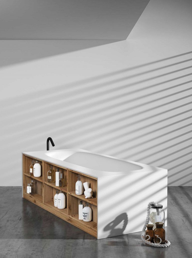 Bañera con estantes de madera. Grifo negro, bañera blanca y artículos de aseo. Suelo de hormigón, sombra de persianas.