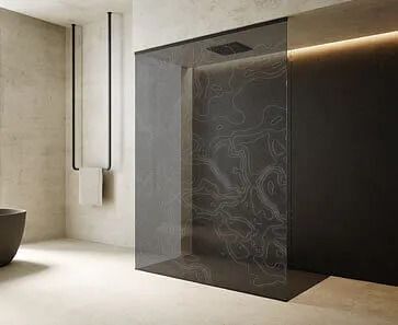 Ducha moderna con panel de cristal, diseño grabado oscuro, en un baño minimalista.