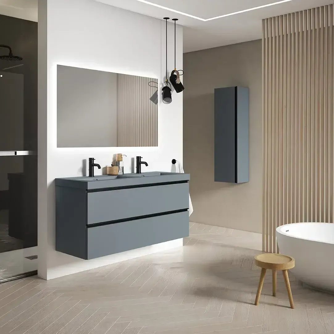 Baño moderno con lavabo doble azul, espejo grande, bañera y taburete de madera.