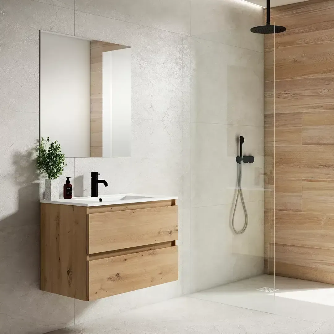Baño con tocador flotante de madera, espejo grande, ducha con cabezal de ducha tipo lluvia y azulejos con apariencia de madera color canela.