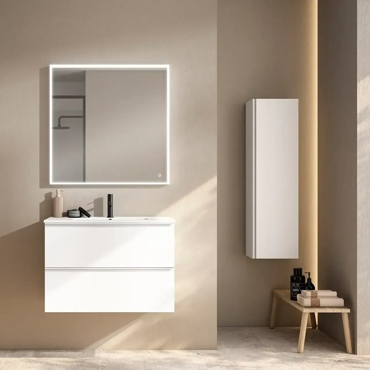 Baño blanco moderno con tocador flotante, espejo, mueble de almacenaje y taburete de madera.