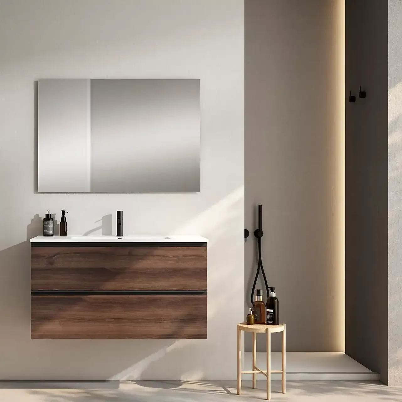 Baño moderno con tocador de madera, espejo rectangular y grifería negra.