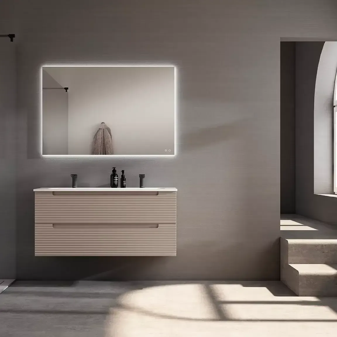 Baño con tocador flotante, espejo iluminado y ventana. Combinación de colores beige y gris.