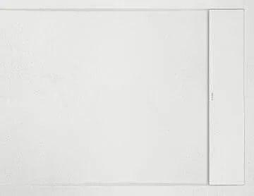 Pared blanca con sección vertical rectangular en el lado derecho.