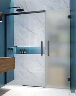 Baño moderno con ducha con azulejos de mármol, puerta de vidrio esmerilado y accesorios negros.