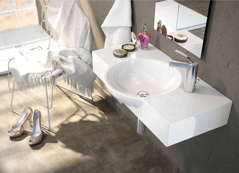 Mueble de baño blanco con lavabo, grifo, espejo, toallas y accesorios.