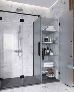 Cabina de ducha moderna con pared efecto mármol y mueble de almacenaje incorporado con artículos de aseo y toallas.