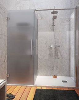 Ducha con puerta de vidrio esmerilado, panel de vidrio transparente y cabezal de ducha tipo lluvia en un baño con piso de madera.