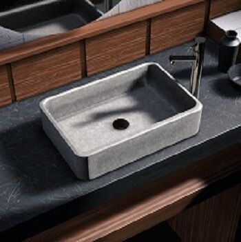 Lavabo de baño rectangular gris, encimera negra, grifería moderna y mueble de madera.