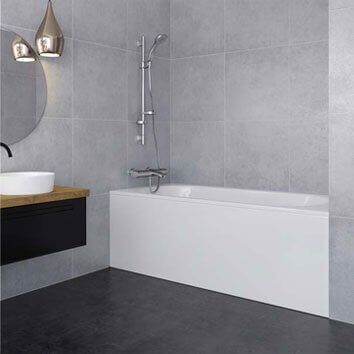 Baño con bañera blanca, ducha, paredes de azulejos grises, tocador negro y espejo redondo.