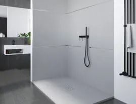 Ducha minimalista moderna con accesorios negros; paredes blancas, piso gris, toallero negro.