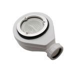 Ducha moderna de color blanco con accesorios negros y toallero calentado en un baño minimalista.