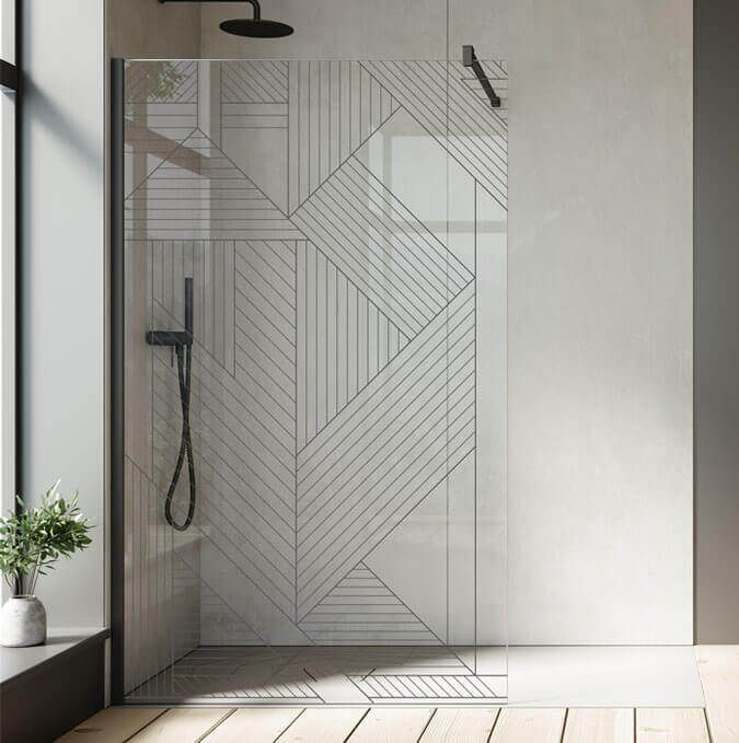 Mampara de ducha moderna con diseño geométrico de azulejos y grifería de color negro.