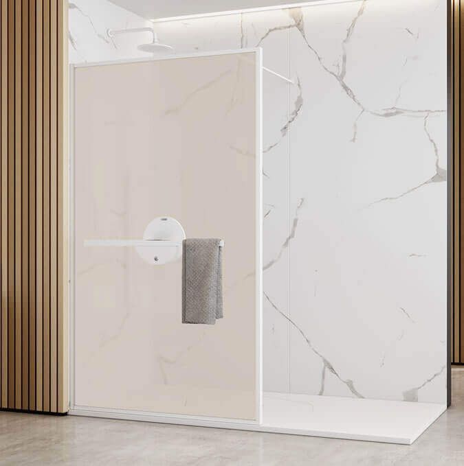 Cabina de ducha con paredes con estampado de mármol y toallero con toalla gris.