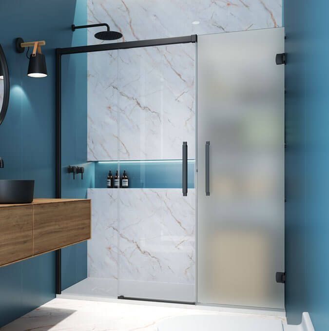 Baño moderno con azulejos de mármol, puerta de ducha de vidrio esmerilado y accesorios negros.