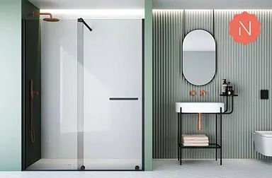 Baño moderno con ducha con marco negro, tocador flotante de madera, espejo circular, paredes grises y un inodoro blanco.