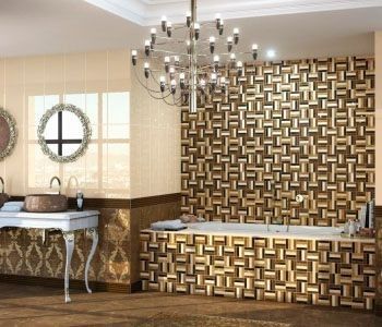 Baño de lujo con azulejos de pared con diseños dorados y marrones, una lámpara de araña y una bañera blanca.