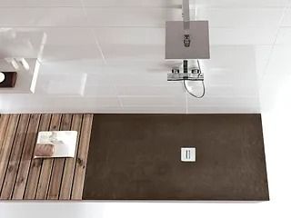 Ducha con azulejos de madera y marrón, cabezal de ducha cuadrado, paredes de azulejos blancos.