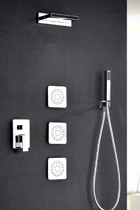 Accesorio de ducha negro moderno con ducha de lluvia superior, chorros corporales y ducha de mano.