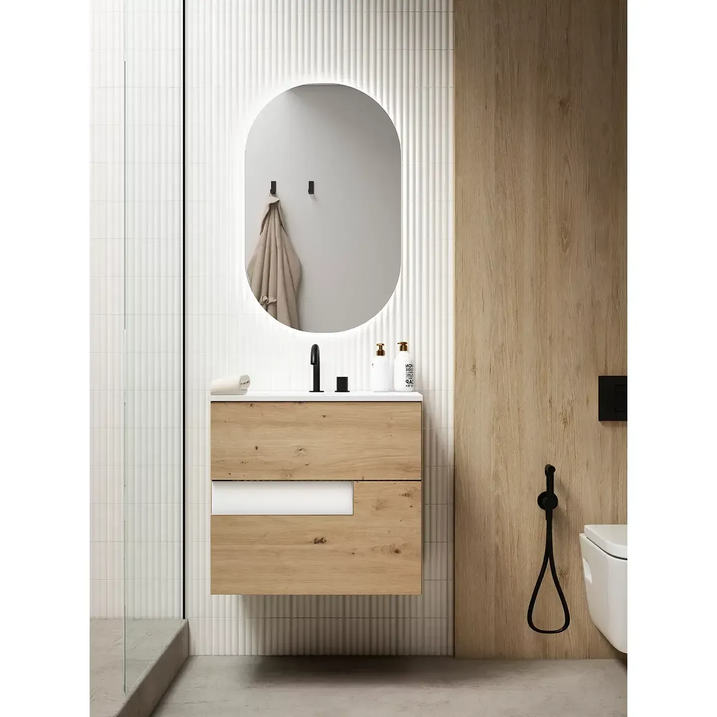 Baño moderno con tocador con vetas de madera, espejo ovalado con luz y pared con paneles de madera.