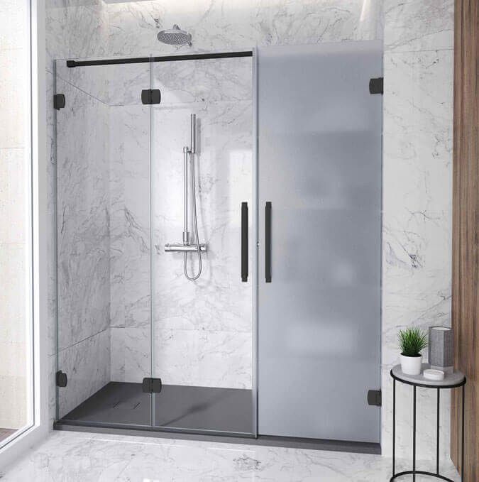 Mampara de ducha de cristal con herrajes negros, contra pared de mármol.