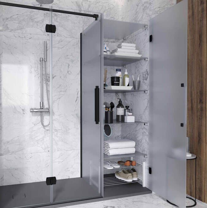 Baño con mueble de cristal esmerilado que guarda artículos de aseo y toallas cerca de la ducha.