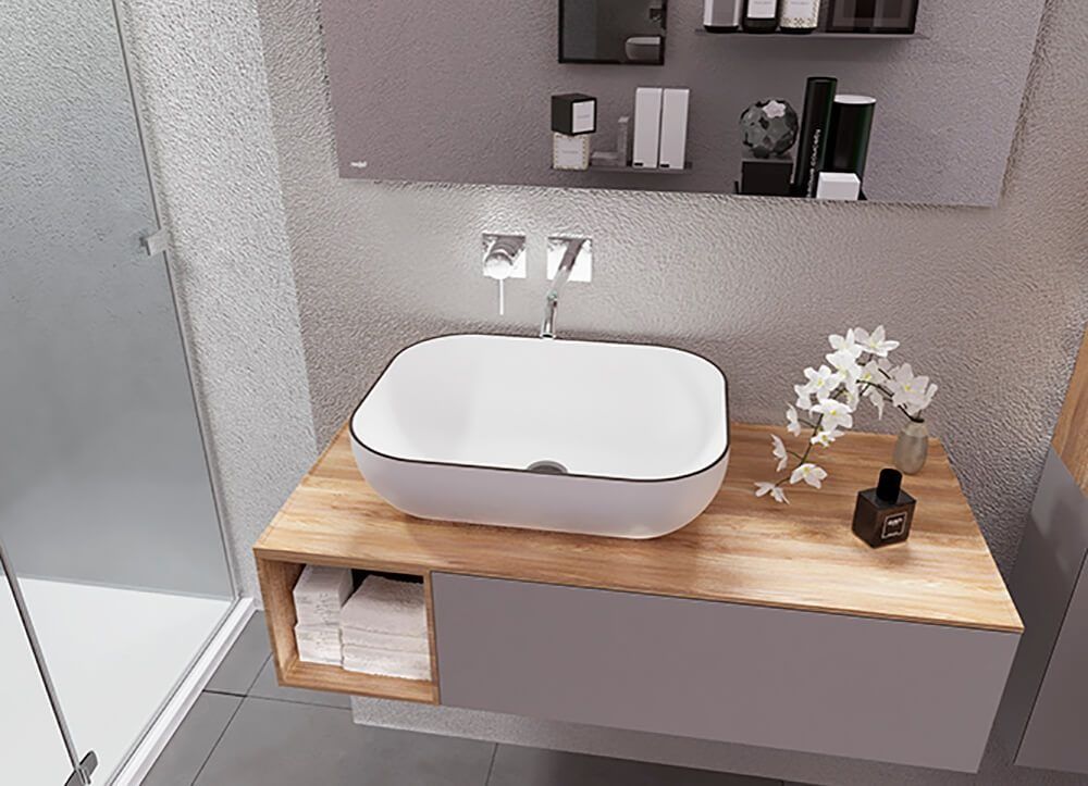 Lavabo de baño sobre mueble de madera, lavabo blanco, espejo con estantes, flores decorativas.