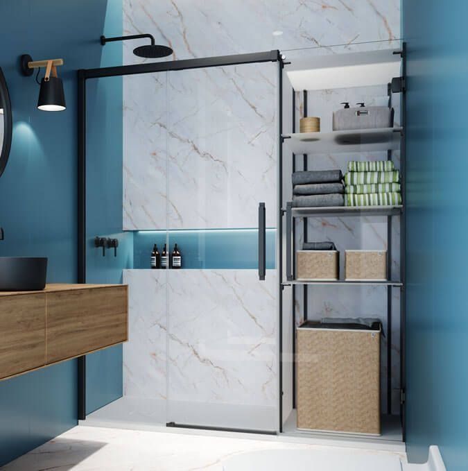 Baño moderno con ducha de mármol, accesorios negros y estantes de almacenamiento llenos de toallas y cestas.