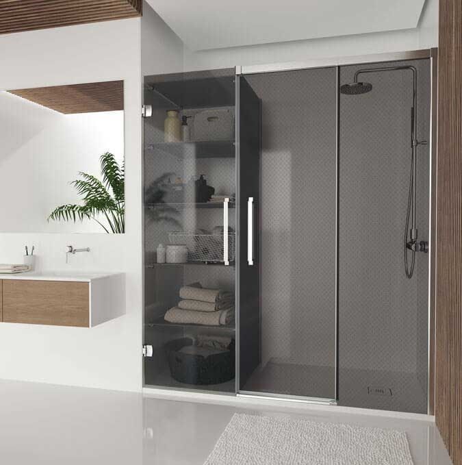 Baño moderno con puertas de ducha de cristal y mueble de almacenaje.
