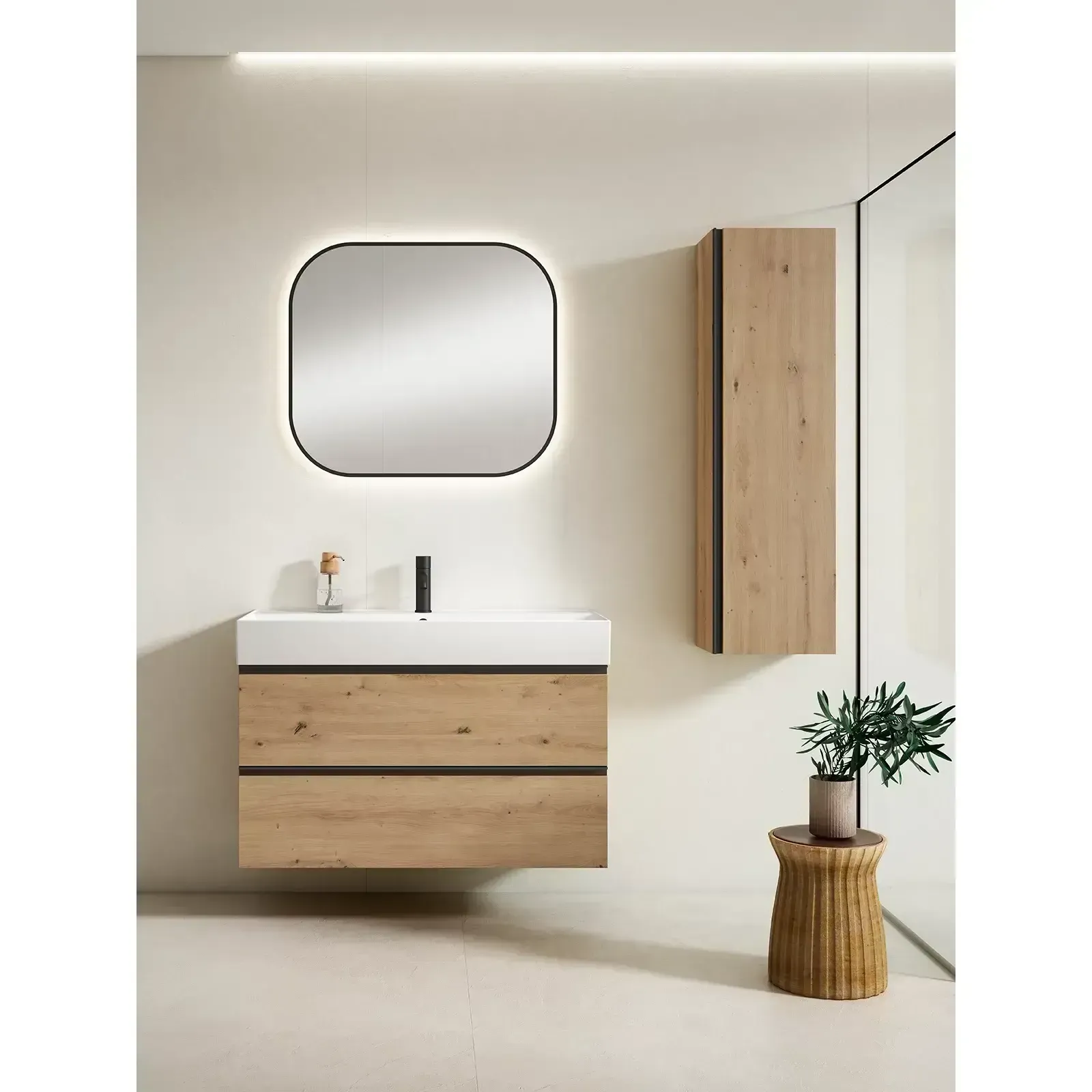 Baño moderno con tocador de madera clara, espejo y armario alto. Colores neutros.