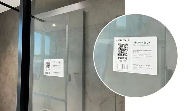Una puerta de ducha con una pegatina que contiene un código QR e información del producto.