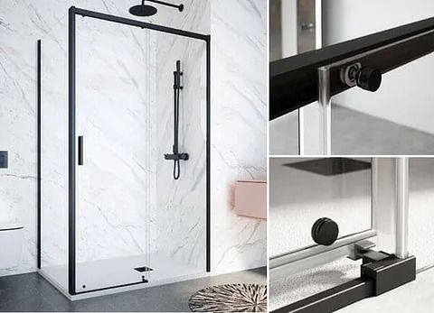 Mampara de ducha de vidrio con marco negro y accesorios negros contra una pared con diseño de mármol.