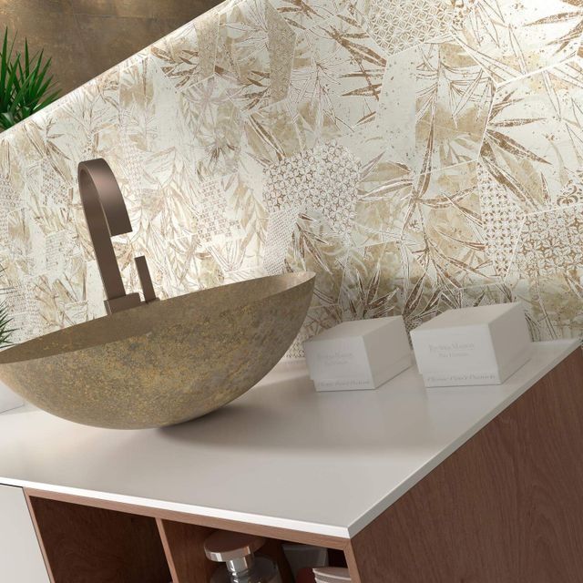 Baño con azulejos beige estampados, lavabo sobre encimera y encimera blanca.