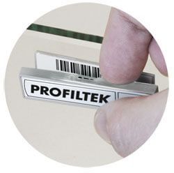 Ajustando a mano una etiqueta en una carpeta de archivos, la etiqueta dice 