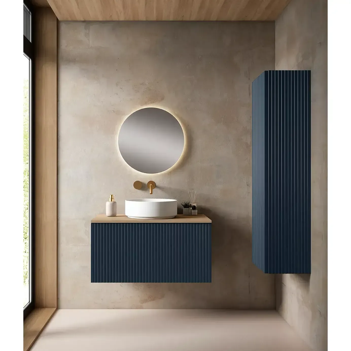 Baño con tocador y mueble azul, espejo redondo y lavabo tipo vasija.